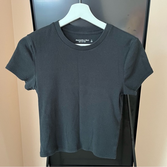 Abercrombie & Fitch Tops - Abercrombie & Fitch Black Ribbed Short Sleeve T-Shirt Size Small